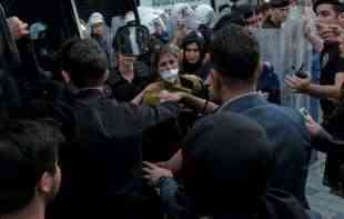 SUMNJIVE SMRTI: <span style='color:red;'><b>Tri osobe poginule</b></span> na protestu zbog smrti mlade Iranke