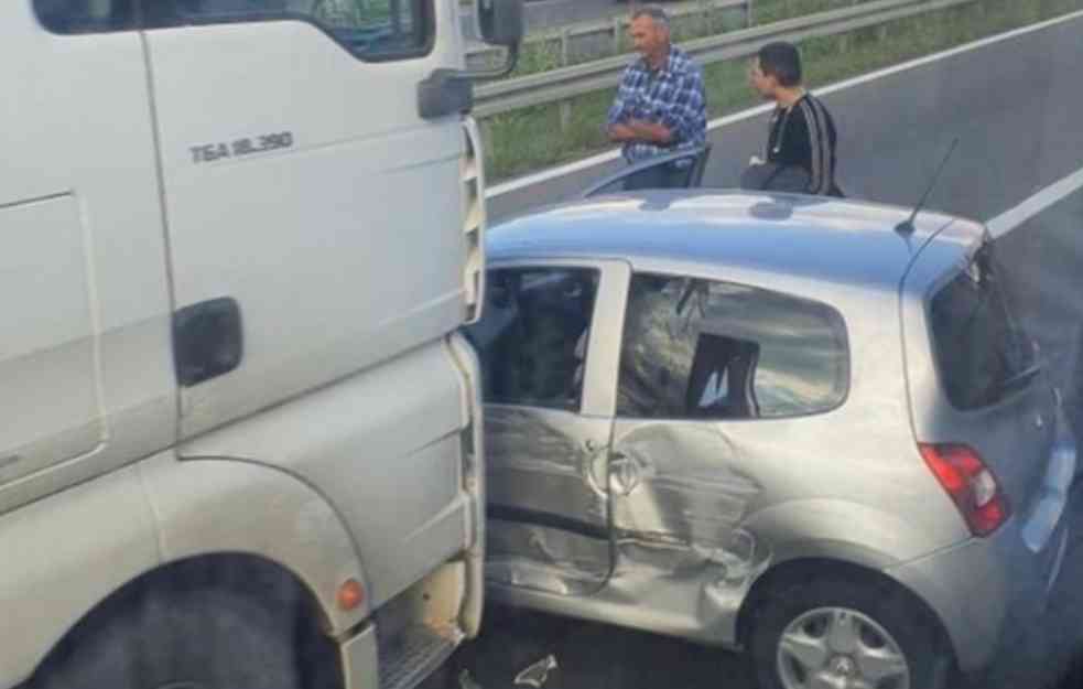 STRAVIČNA NESREĆA KOD ZMAJA NA  AUTO - PUTU : Reno podleteo pod kamion