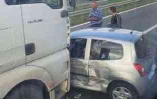 STRAVIČNA NESREĆA KOD ZMAJA NA  <span style='color:red;'><b>AUTO - PUT</b></span>U : Reno podleteo pod kamion