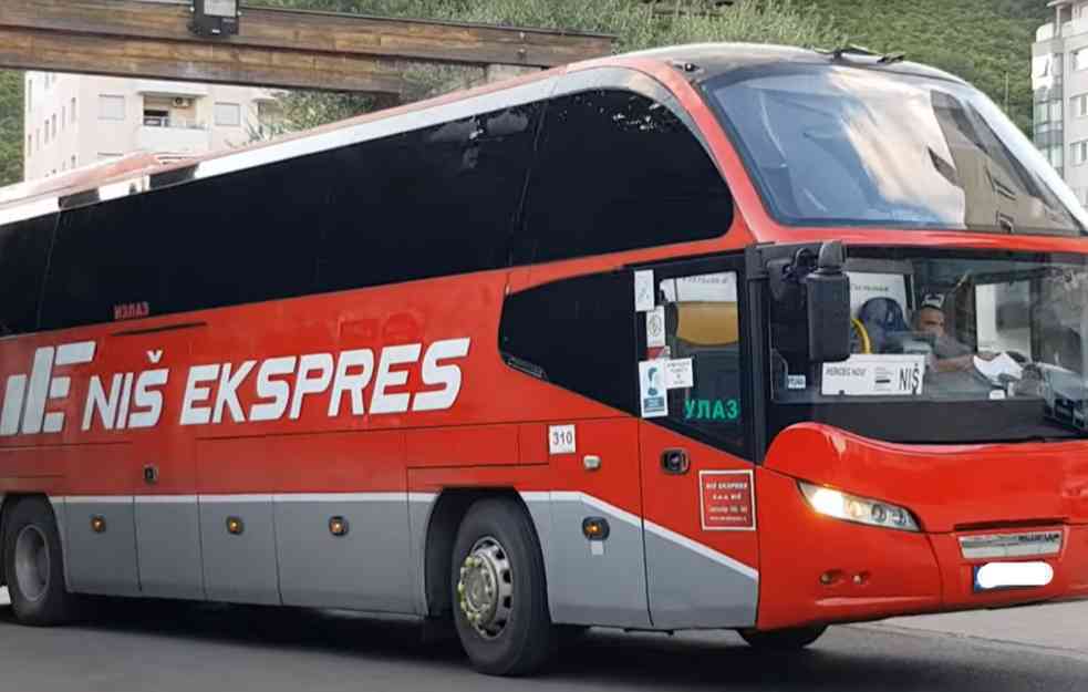 Autobus izgoreo u niškom selu: Uplašeni putnici bežali od vatrene stihije,čudom niko nije stradao