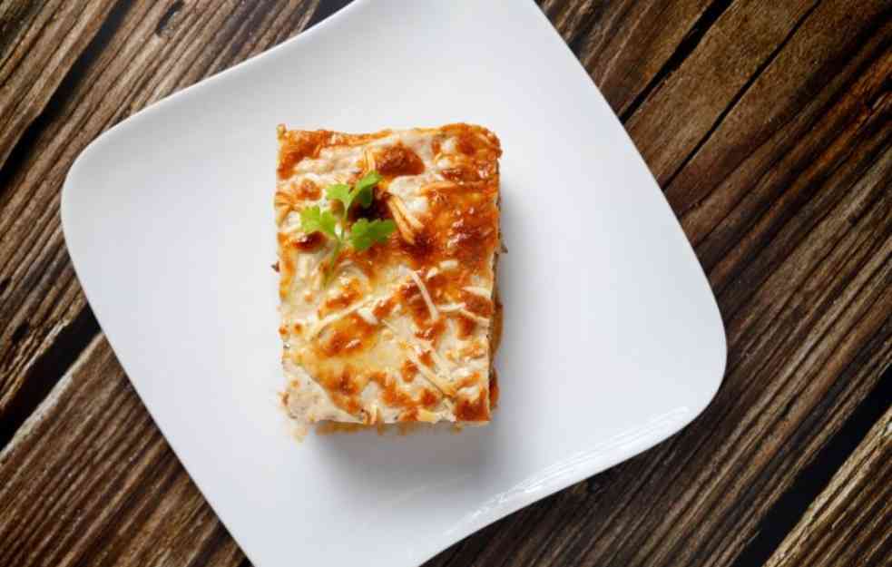 TRADICIONALNO ALI NA NOV NAČIN: Musaka sa piletinom i povrćem (RECEPT)