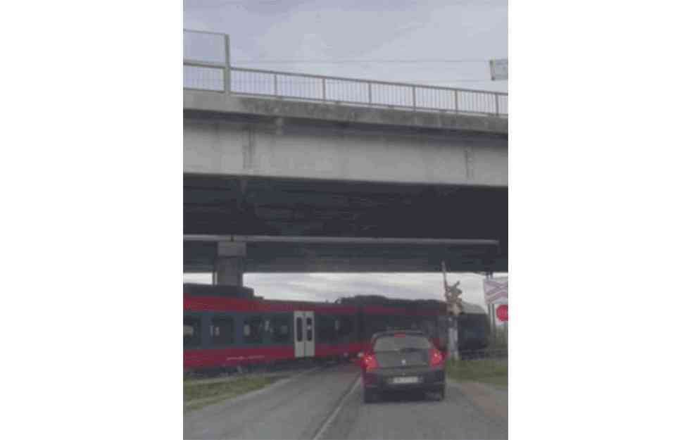 PITANJE ZA NADLEŽNE: <span style='color:red;'><b>Pružni prelaz</b></span> Voganj predstavlja stalnu opasnost, ali niko još nije ni ponudio rešenje