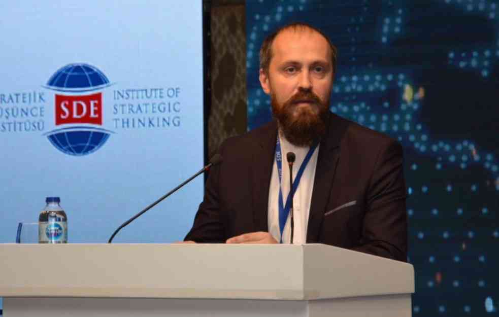 LEONID SAVIN: Antiutopija pre revolucije