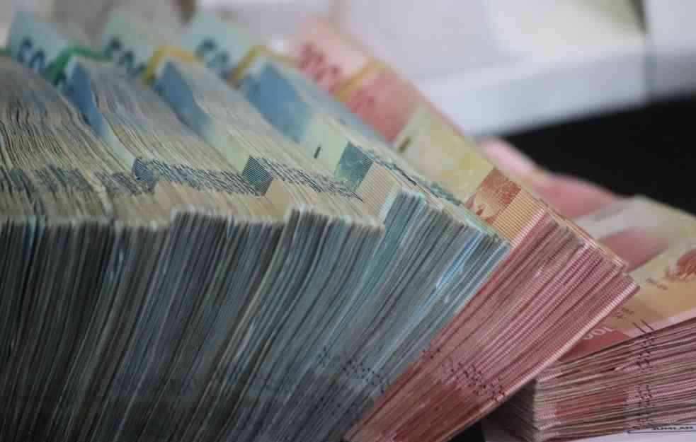 Rastu dugovi: Bankama smo dužni 8% više