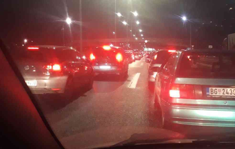 NOVI BEOGRAD BLOKIRAN: Drski razbojnici prvo pucali pa onda macolama razbili staklo u menjačnici i pobegli sa plenom