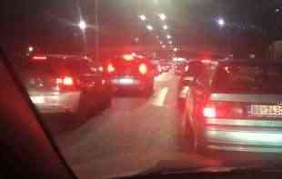 NOVI BEOGRAD BLOKIRAN: Drski <span style='color:red;'><b>razbojnici</b></span> prvo pucali pa onda macolama razbili staklo u menjačnici i pobegli sa plenom