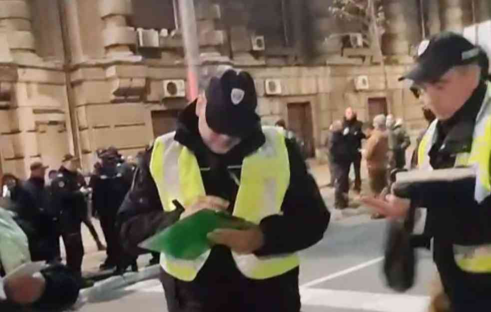Policija slikala lične karte ljudima koji kampuju ispred Vlade (VIDEO)