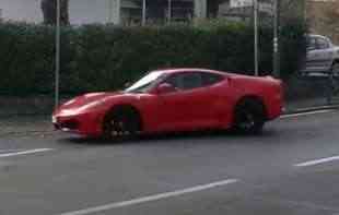 Šta zna želja šta su mogućnosti: Hvalio se da vozi Ferrarija al ispod je <span style='color:red;'><b>Toyota</b></span>  (VIDEO)
