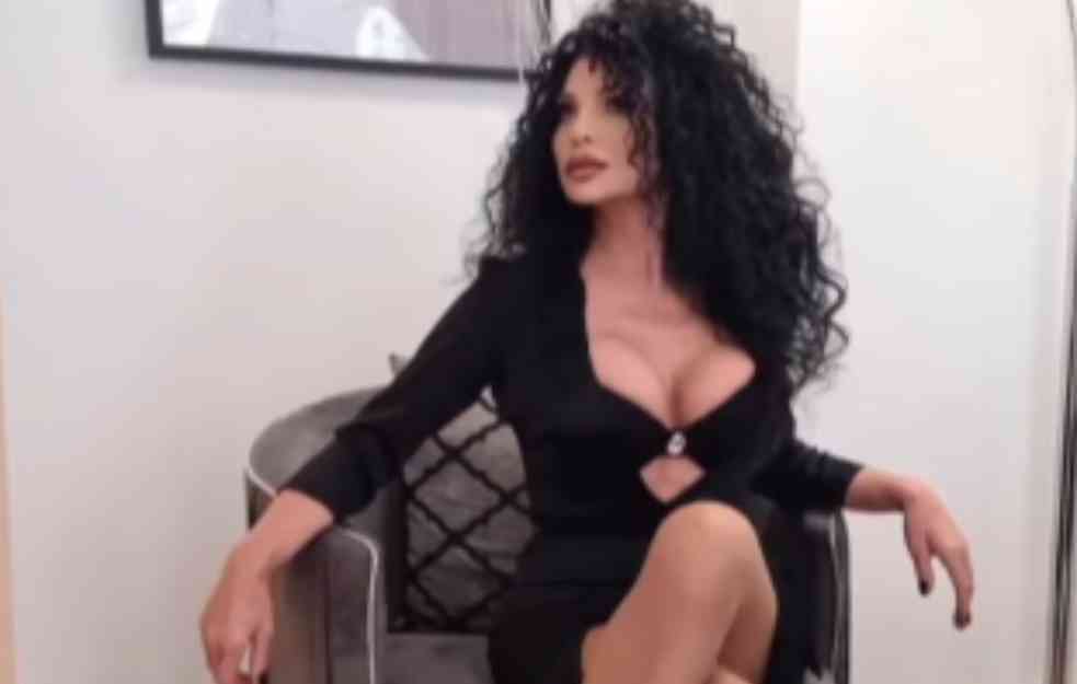 LIDIJA VUKIĆEVIĆ(60), ISTURILA GRUDI U CRNOM BRUSU: Pozavidele bi joj i devojke od 20! (VIDEO)