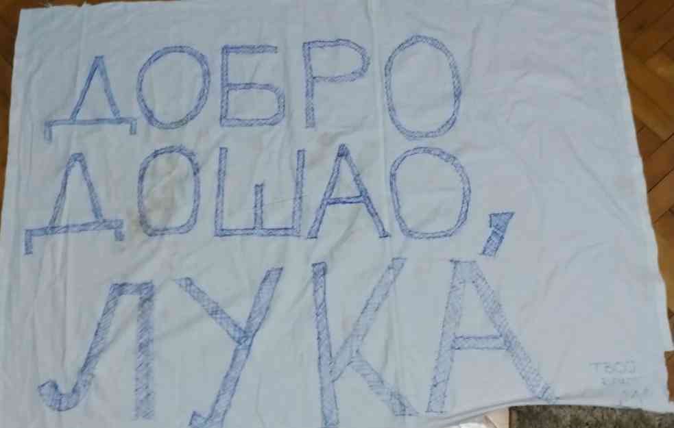 TRANSPARENT U LOZNICI Podrška deportovanom Luki Bojoviću!