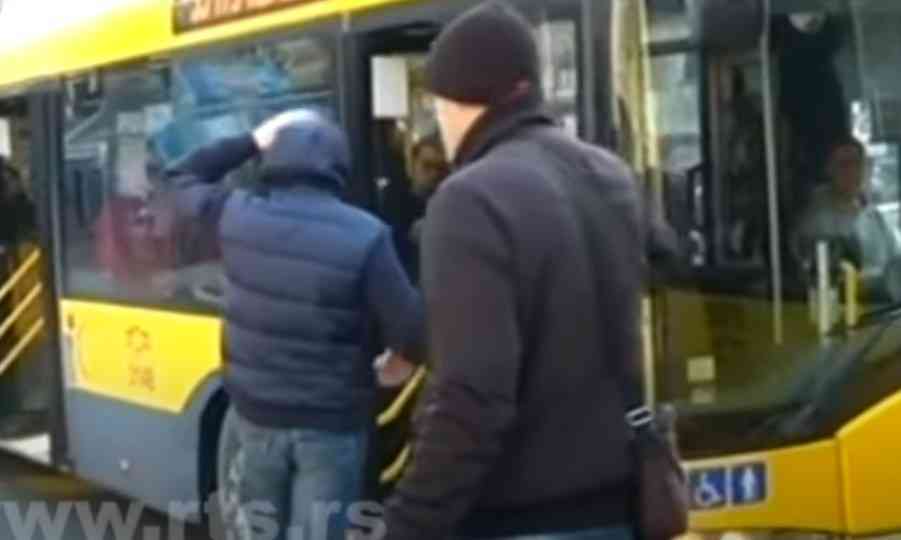 USKORO KONTROLOR U SVAKOM AUTOBUSU!? Najnovije mere za gradski prevoz u Beogradu: Ulaz samo na PREDNJA VRATA!