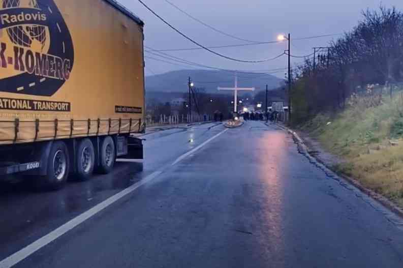 <span style='color:red;'><b>SEVERNI DEO</b></span> KOSOVA I METOHIJE I DALJE BLOKIRAN: Situacija mirna ali napeta, narod se okuplja na barikadama! SRBI NE ODUSTAJU! (VIDEO)