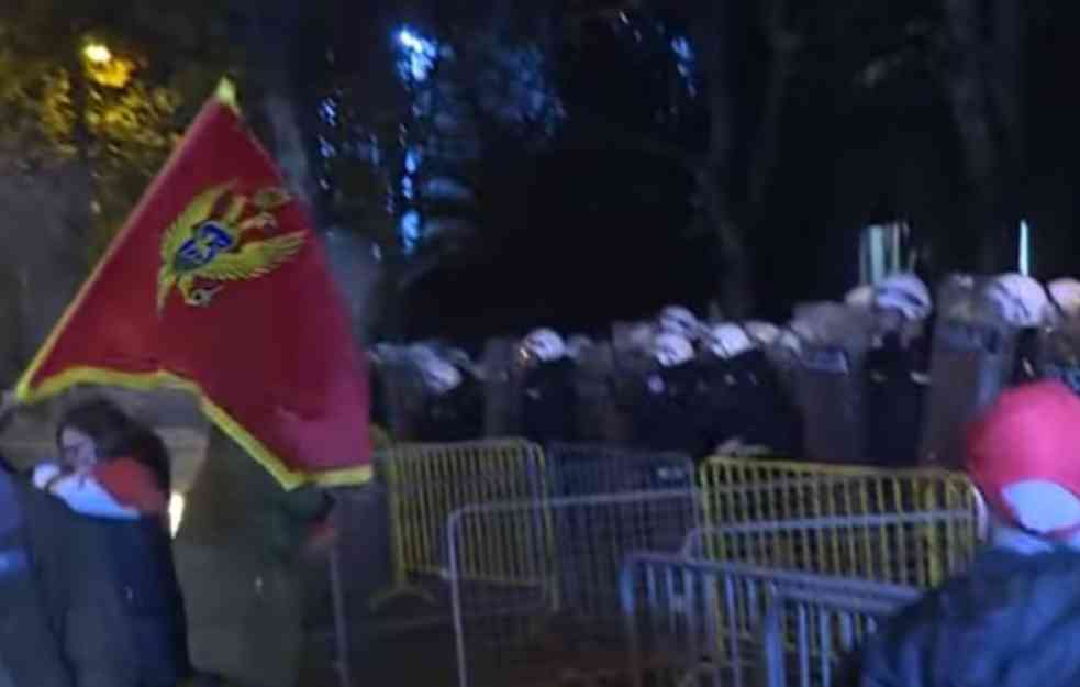 DRAMATIČNI SNIMCI IZ PODGORICE: Haos ispred Skupštine, na policiju letele kamenice i baklje! (VIDEO)