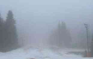 Na <span style='color:red;'><b>Kopaonik</b></span>u tri centimetara snega, vidljivost smanjena na 500 metara