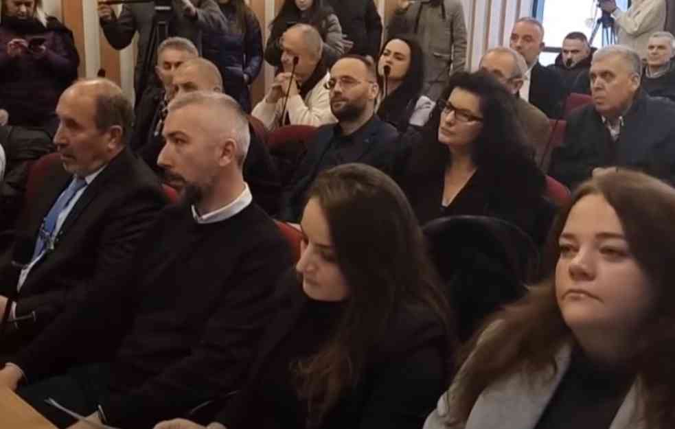ALBANCI NASILNO PREUZELI VLAST U KOSOVSKOJ MITROVICI: Nedžat Ugljanin predsednik opštine (VIDEO)