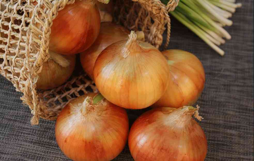 OVO NEUTRALIŠE MIRIS: Kako ukloniti miris crnog luka sa ruku?