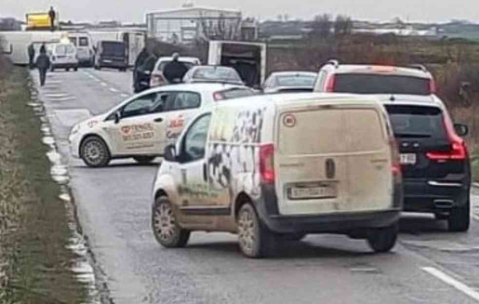 TEŠKA SAOBRAĆAJNA NESREĆA KOD VOJKE: Prevrnuo se autobus, među povređenima i đaci, vozač RAZBIJAO PROZORE da deca izađu! PETORO U TIRŠOVOJ!