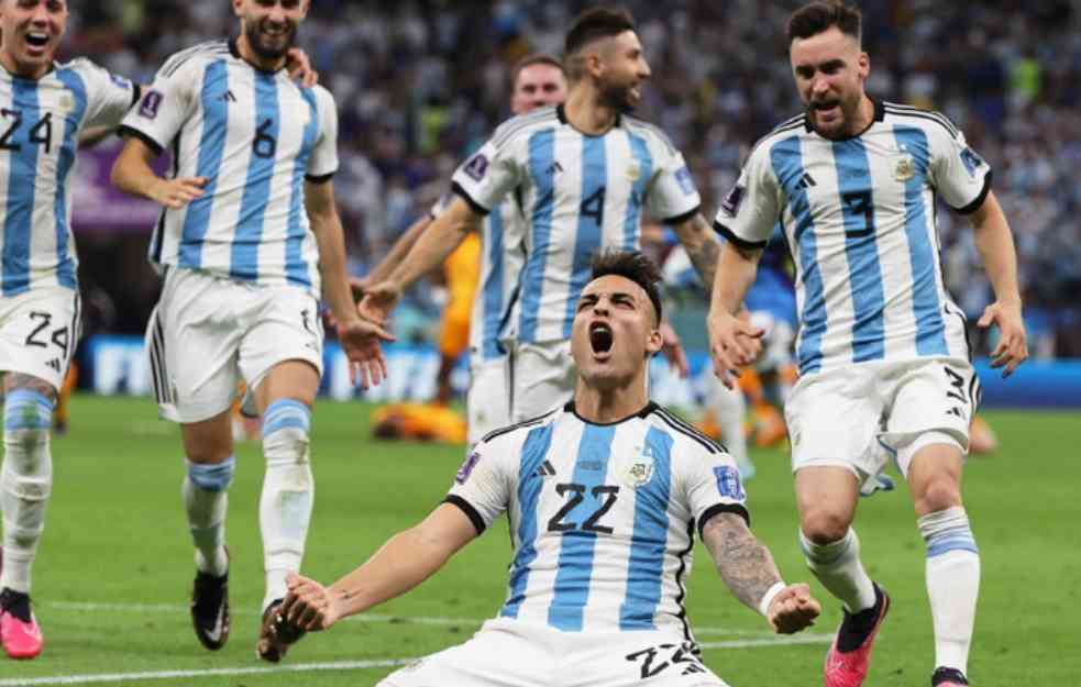 SUJEVERJE ARGENTINACA PRED FINALE: Nose čarape i majice naopako, žele da prizovu sreću!