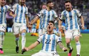 SUJEVERJE ARGENTINACA PRED FINALE: Nose čarape i <span style='color:red;'><b>majice</b></span> naopako, žele da prizovu sreću!