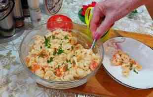 UKUSAN RUČAK ZA PAR MINUTA: Sočna <span style='color:red;'><b>testenina</b></span> sa paradajzom i kačkavaljem (RECEPT+VIDEO)