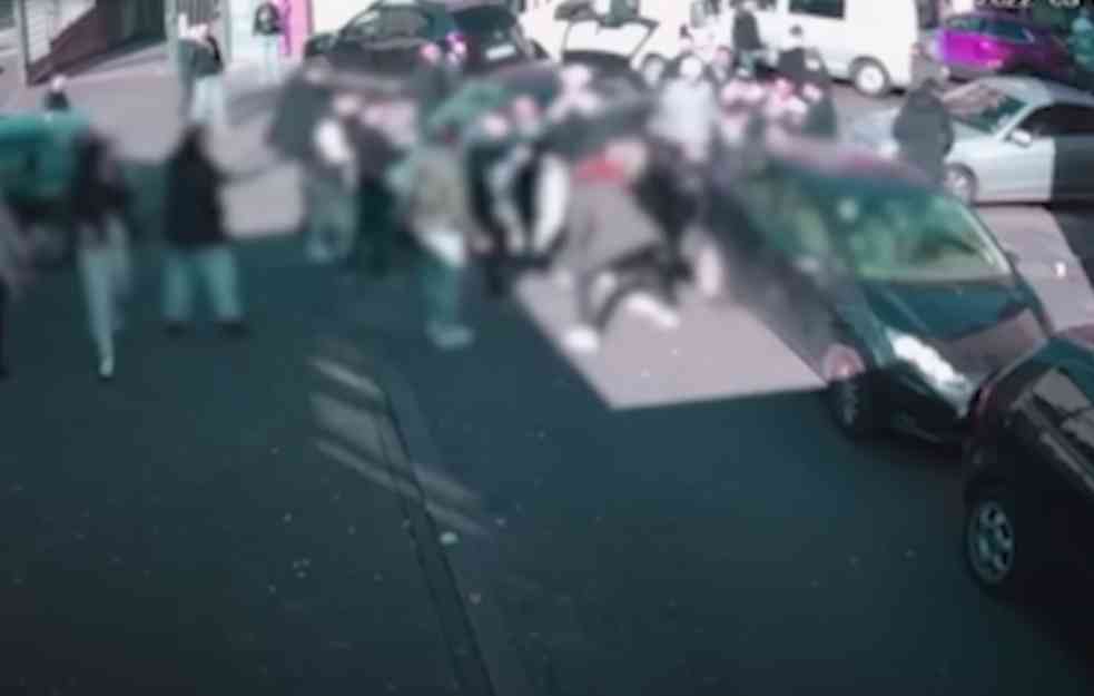 UŽAS! RULJA UBIJA SRPSKOG DRŽAVLJANINA USRED KELNA! Nemački mediji objavili jeziv snimak, čoveka TUKU DO SMRTI na ulici! 17 PUTA UBODEN NOŽEM! (VIDEO)
