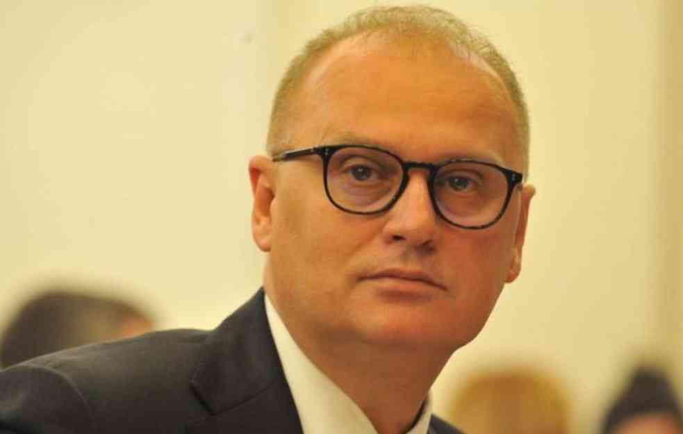 VESIĆEV BRAT U STRAHU: Bivši ministar najavio da će od sutra prestati da uzima i tečnost