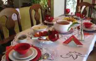 DEKORIŠITE STO ZA SLAVU I PRAZNIK - Evo kako da vam <span style='color:red;'><b>trpeza</b></span> izgleda elegantno, ali i tradicionalno