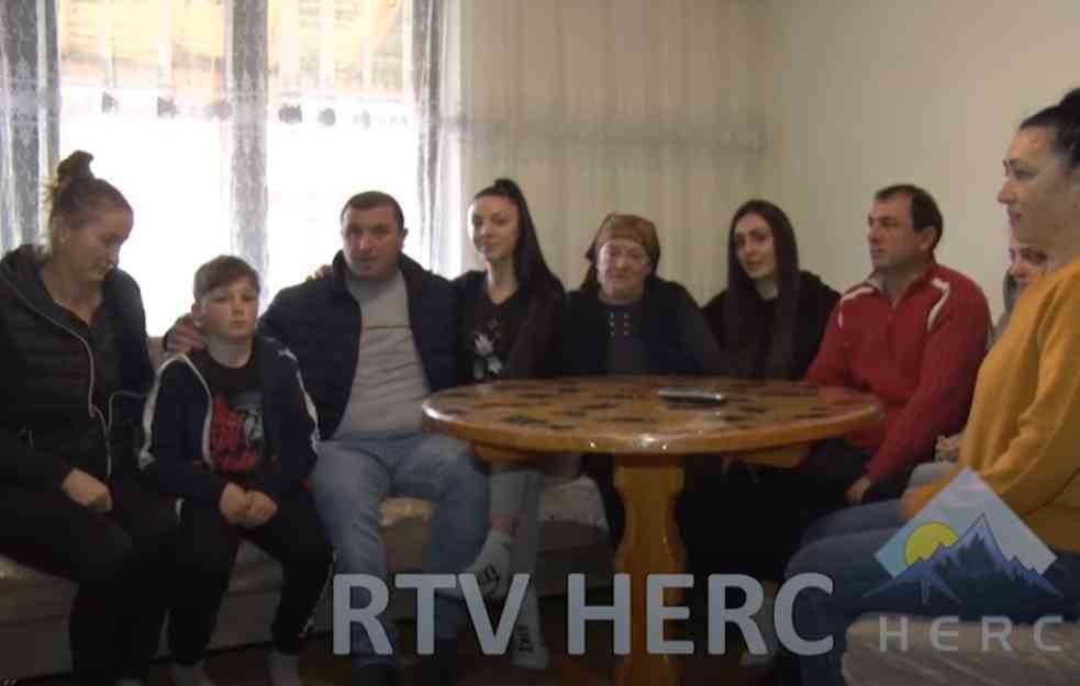 PORODICA I DRUGARI DOČEKALI RANJENOG STEFANA (11) UZ SUZE I ZAGRLJAJE: Zahvalni smo Bogu što je živ i kod kuće! (VIDEO)