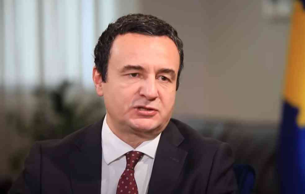 Novinari spuštanjem mikrofona na zemlju bojkotovali Kurtija