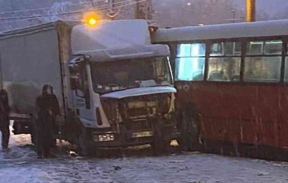 SAOBRAĆAJNA NESREĆA U RIPNJU: U sudaru KAMIONA i AUTOBUSA povređene tri osobe