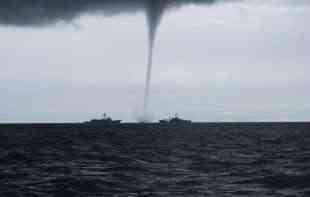 TORNADO NA HALKIDIKIJU: Oluja zahvatila <span style='color:red;'><b>letovalište</b></span>, četiri osobe povređene