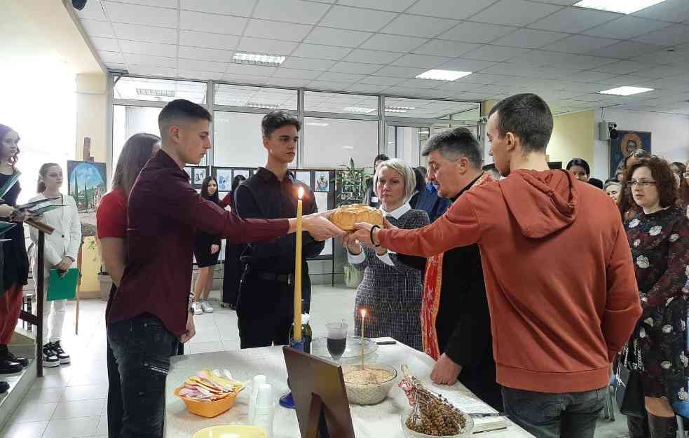 Na Savindan slikari poklonili slike, a đaci pevali 