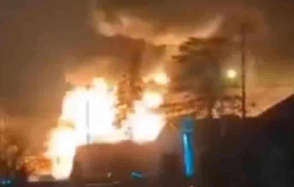 STRAVIČNA EKSPLOZIJA U OHAJU: Vagoni-cisterne PUNI HLORA iskliznuli sa šina i udarili u benzinsku pumpu (VIDEO)