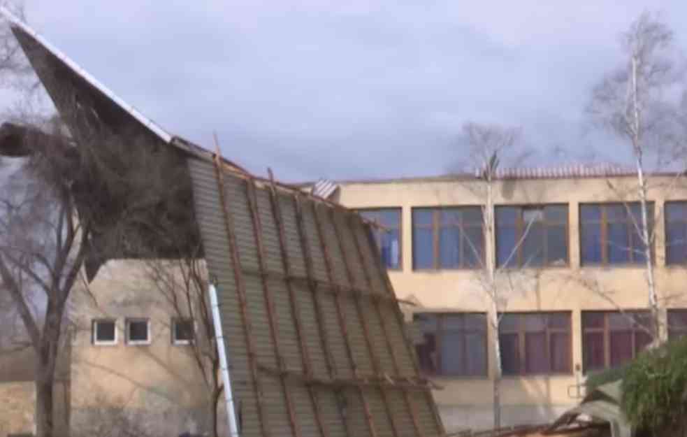Vetar odneo deo krova škole 