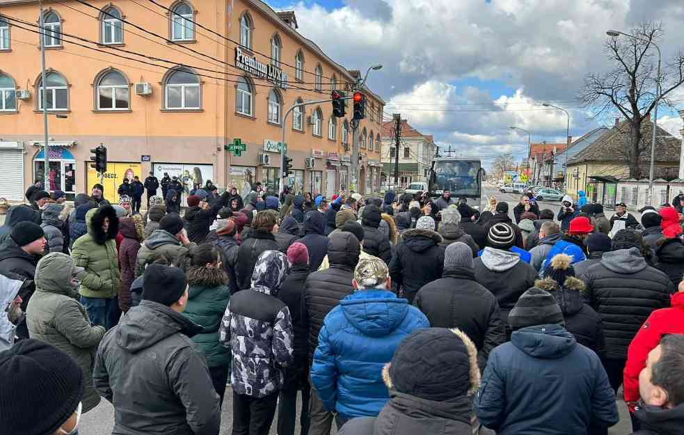 BATAJNIČANI PRETE BLOKADOM BRZE PRUGE I AUTOPUTA: Ljudi do guše u blatu, traže novu školu, nadvožnjak, trafo i groblje!