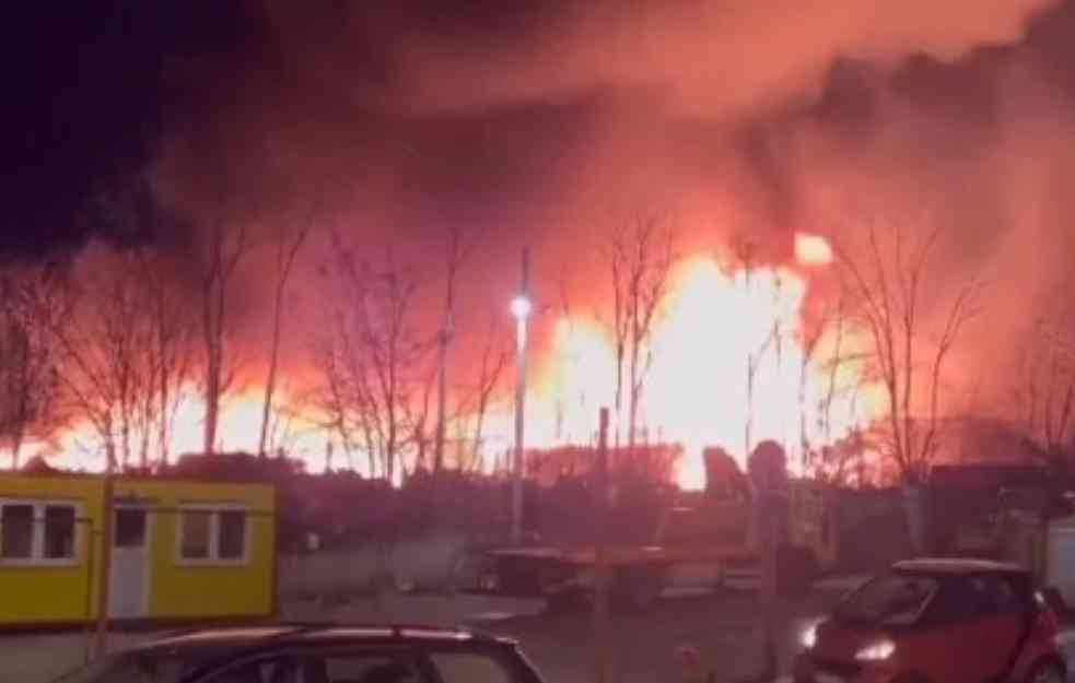 VELIKI POŽAR U BARAKAMA U USTANIČKOJ: Vatra guta sve, vatrogasci se bore sa buktinjom (VIDEO)