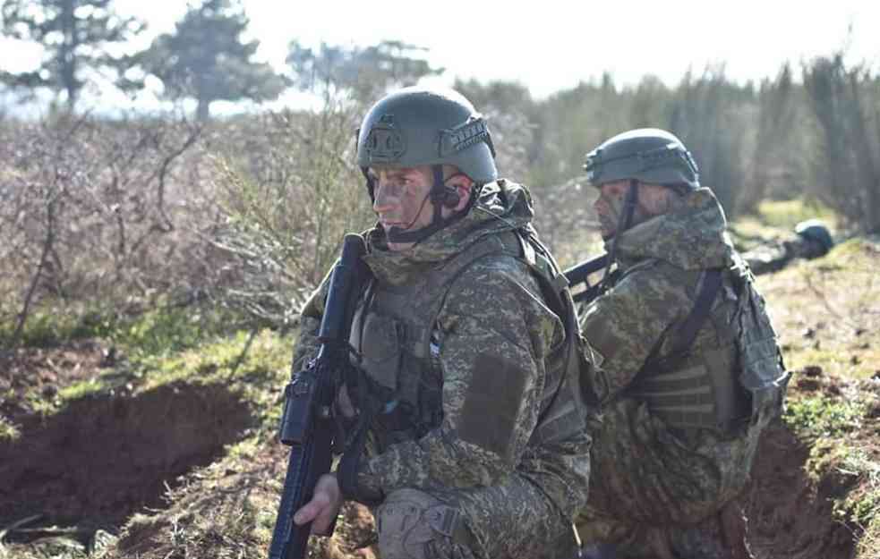 ZVECKANJE ORUŽJEM ILI PROVOKACIJA: Kosovske bezbednosne snage sa dugim cevima blizu Mitrovice (FOTO)