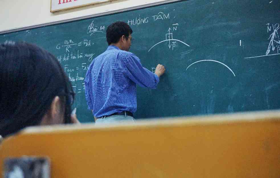 STAREŠINSTVO ZA 50 EURA MESEČNO: Profesori koji su razredne starešine imaće dodatak na platu od 6000 dinara