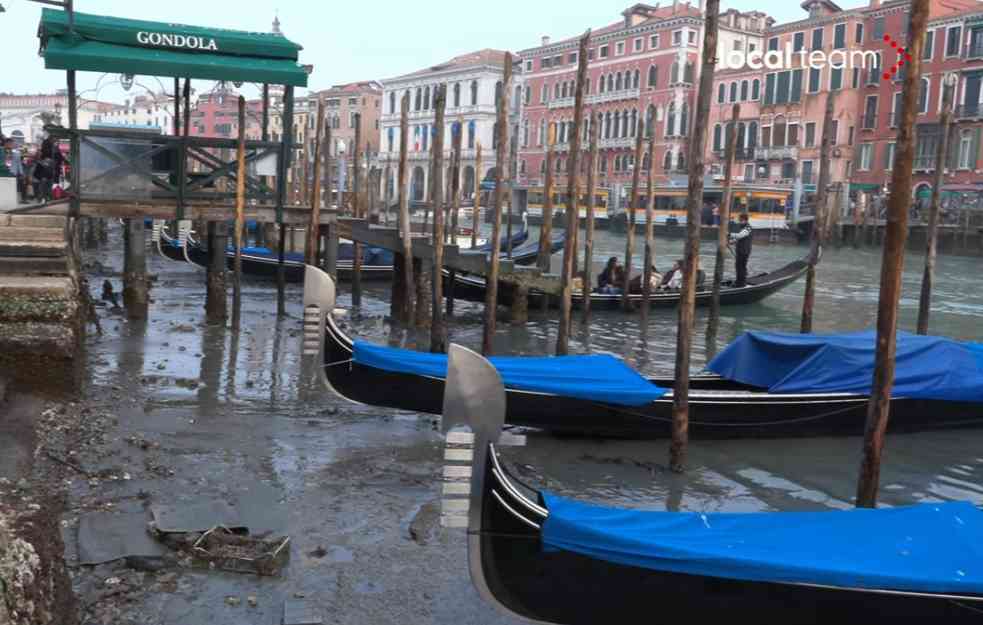 STRAŠNI PRIZORI IZ VENECIJE: More se povuklo, gondole stoje, kanali presušili, puni blata i đubreta (VIDEO, FOTO)
