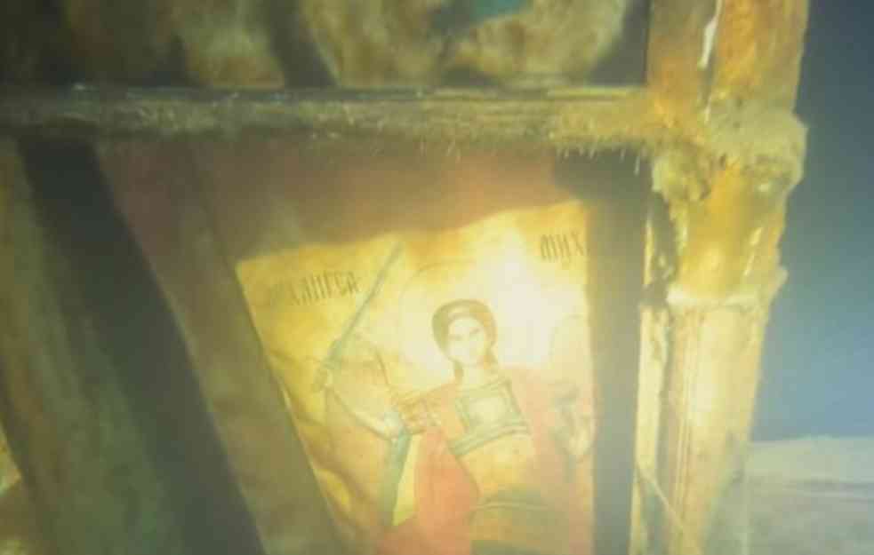 ČUDO U POTOPLJENOJ SVETINJI KOD VALJEVA: Ronioci tvrde da sveća stoji USPRAVNO pod vodom, a stotinama godina stare ikone NETAKNUTE! (FOTO)