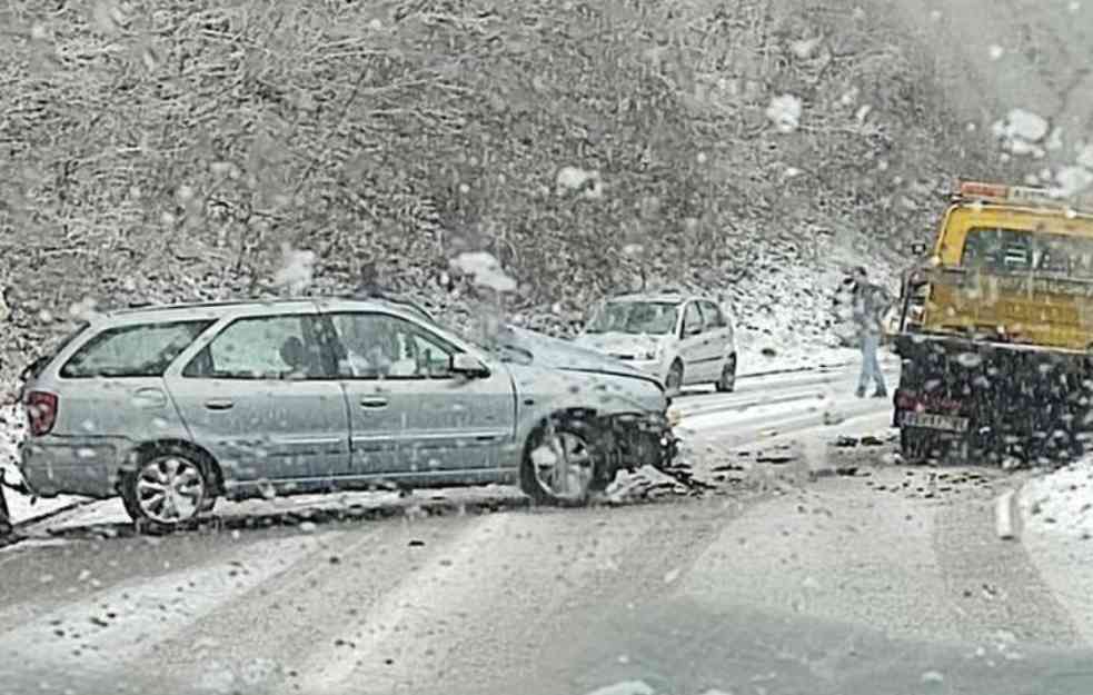 TEŠKA SAOBRAĆAJKA U RUDARU: U sudaru dva automobila POVREĐENE tri osobe, među njima i BEBA