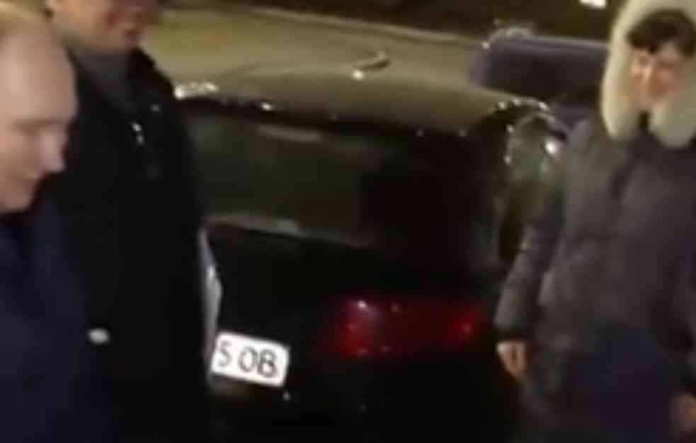 KAD VAM PUTIN DOĐE U GOSTE!  Stigao ljudima u stan, na stolu ga čekala hrana (VIDEO)