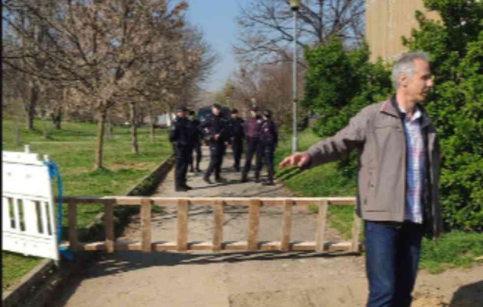 Protest na Savskom keju se nastavlja, stigla i policija