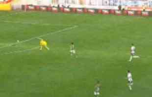 GOLMAN OBORIO <span style='color:red;'><b>GINISOV REKORD</b></span>: Postigao GOL sa udaljenosti od 101 metra (VIDEO)