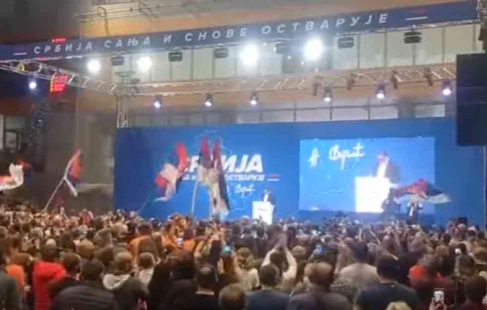 HIT! HOR ČAČANSKIH NAPREDNJAKA: Pevali Vučiću na mitingu u Kraljevu, tekst pesme dobili u autobusu (VIDEO, FOTO)