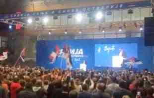 HIT! HOR ČAČANSKIH NAPREDNJAKA: Pevali Vučiću na mitingu u Kraljevu, <span style='color:red;'><b>tekst pesme</b></span> dobili u autobusu (VIDEO, FOTO)