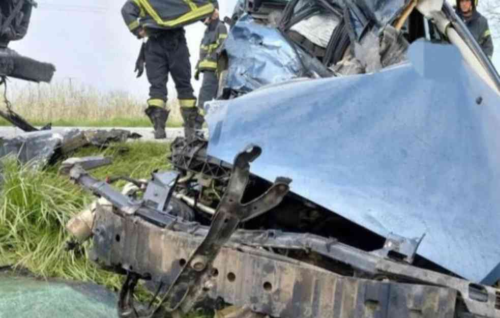 STRAŠNE FOTOGRAFIJE S MESTA STRAVIČNE NESREĆE KOD SIRIGA: Udarili srnu pa podleteli pod kamion! AUTO KAO KONZERVA! (FOTO)