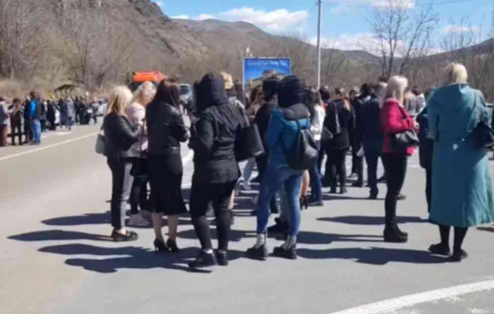 SRBI PROTESTUJU NA KOSOVU I METOHIJI! Na čelu kolone supruga ranjenog Milana: Evropo, pucaju na nas! (VIDEO)