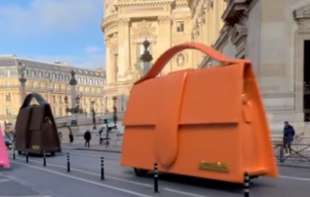 Džinovske Jacquemus <span style='color:red;'><b>torbe</b></span> koje putuju ulicama Pariza je najveći modni hit koji je internet video