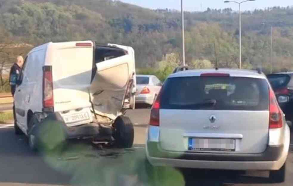 LANČANI UDES KOD BUBANJ POTOKA! Ima povređenih, blokirane sve tri trake ka gradu (FOTO)
